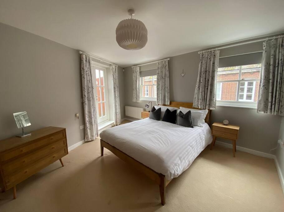 The Penthouse, Winchester Luaran gambar
